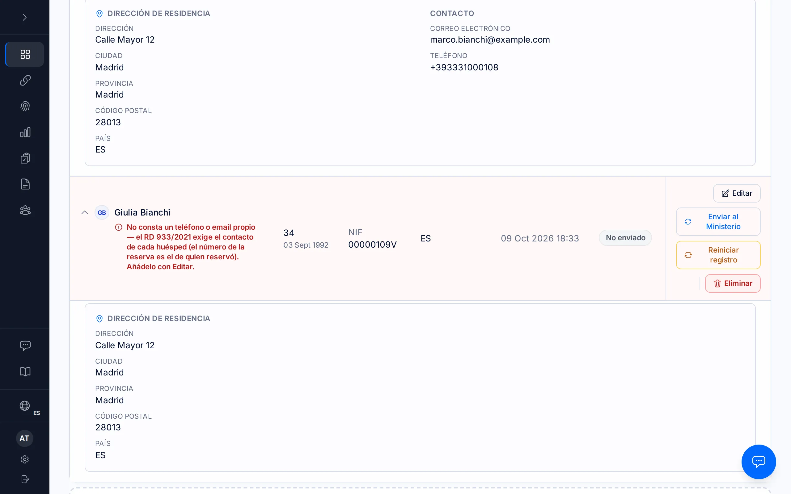 Ficha de una reserva con una línea en rojo bajo un huésped: no consta un teléfono o email propio.