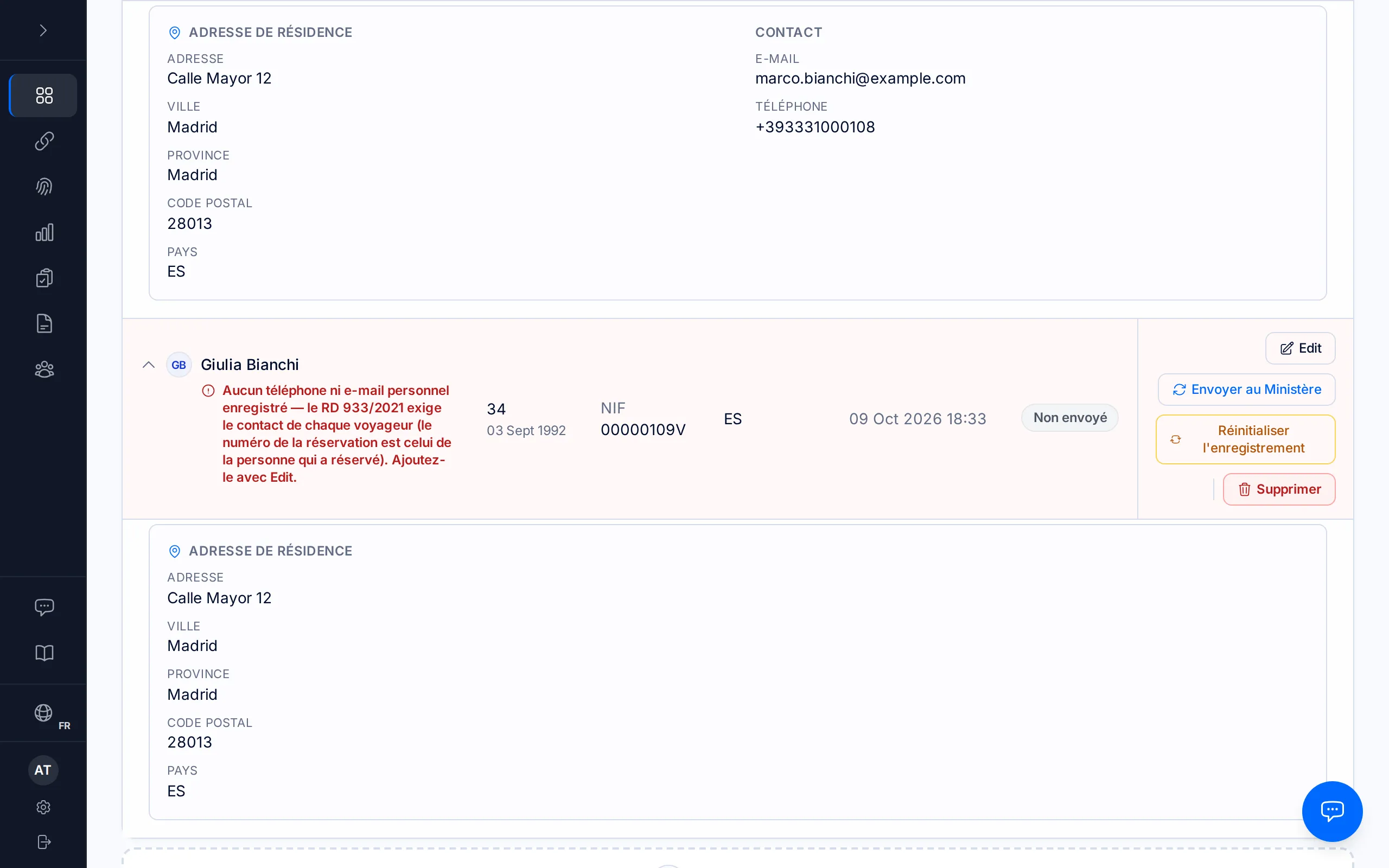 Page d'une réservation avec une ligne rouge sous un voyageur : aucun téléphone ni e-mail personnel enregistré.